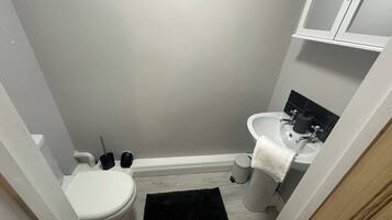 Een douche, een haardroger, handdoeken, toiletpapier