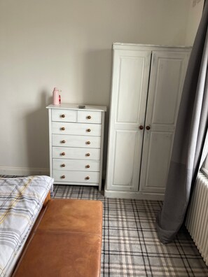 Iron/ironing board, WiFi, bed sheets - Upside down Townhouse With Far Reaching Views (Malvern)