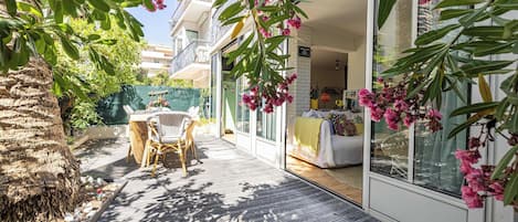 Apartment | Outdoor dining