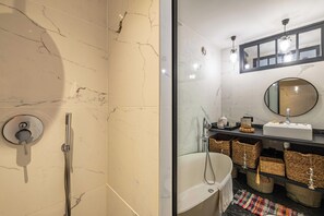 A bathroom with a shower, a bathtub, and a sink with a mirror above it. - Charming Apartment With Terrace a/c 4P - Cannes (Cannes)