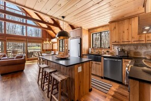 Wasserkocher mit Kaffee-/Teezubehör, Kühlschrank, Mikrowelle, Ofen