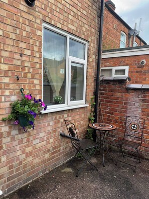 Outdoor dining - Bentley View,2 bed House Crewe (Crewe)