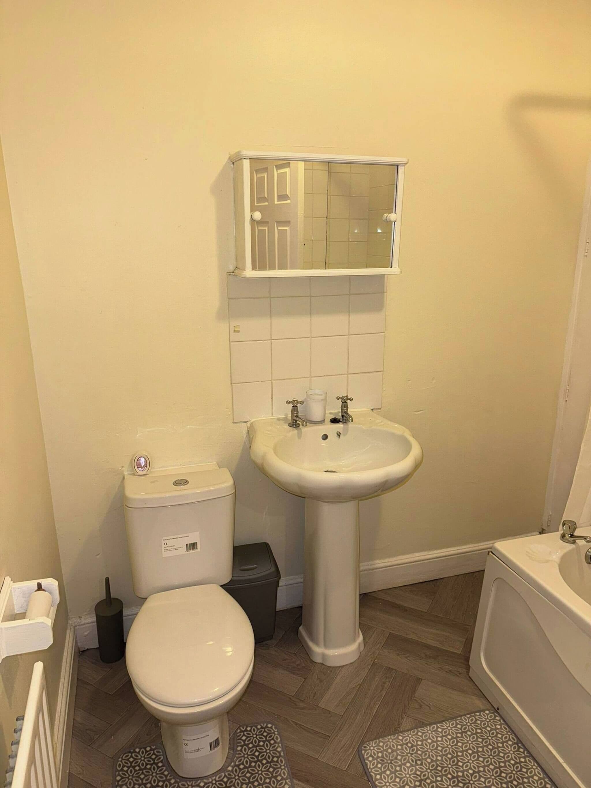 Ein Badezimmer mit Toilette, Waschbecken und Badewanne.