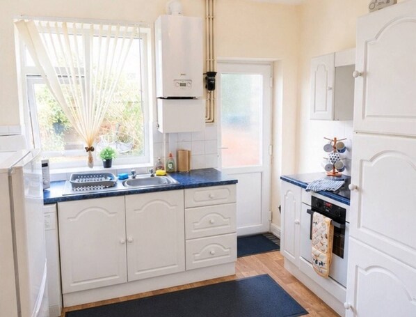 House, 2 Bedrooms, Fireplace | Private kitchen