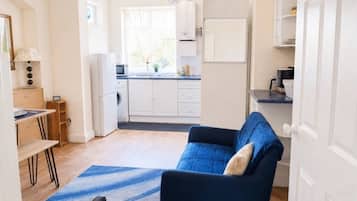 Hus, 2 soverom, peis | Oppholdsområde