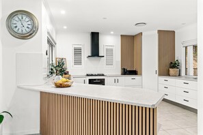 Private kitchen - Private luxury hideaway in the Noosa Hinterland (Eumundi)