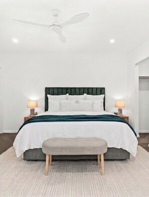 3 bedrooms, iron/ironing board, WiFi, bed sheets - Private luxury hideaway in the Noosa Hinterland (Eumundi)