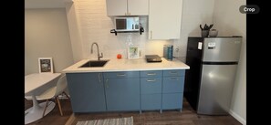 Private kitchen - Private Detached 1BR Guest House Near Berkeley, San Francisco and Napa (Richmond)