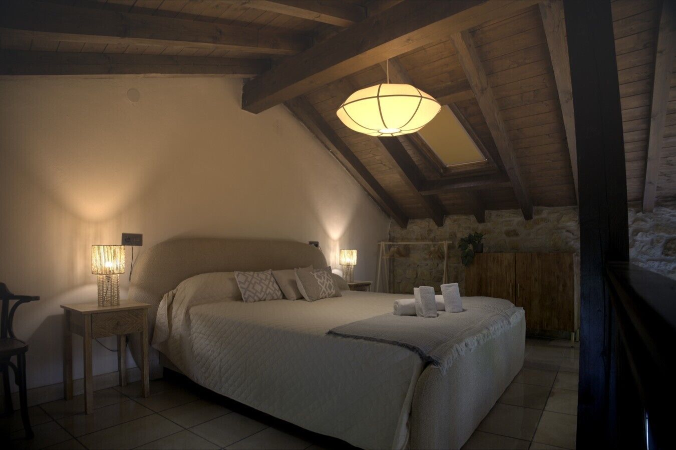 1 dormitorio, tabla de planchar con plancha, wifi y ropa de cama