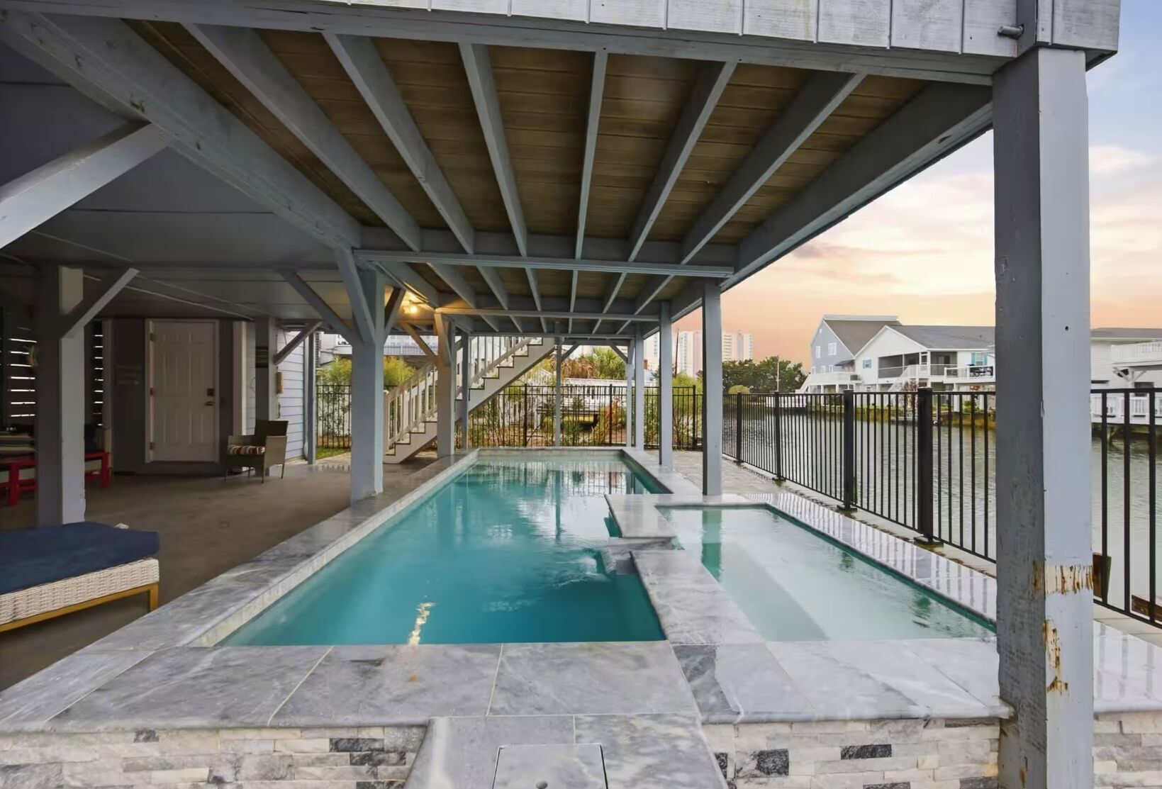 Une piscine couverte avec vue sur un quartier résidentiel.