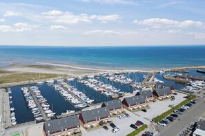 Marina - Spacious holiday home by sea for 14 guests (Glesborg)