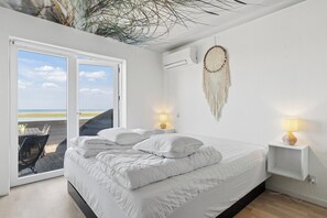 7 bedrooms, iron/ironing board, free WiFi - Spacious holiday home by sea for 14 guests (Glesborg)