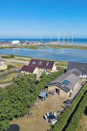 Exterior - Spacious holiday home by sea for 14 guests (Glesborg)