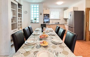 Dining - Lovely home in Jurdani with sauna (Jurdani)