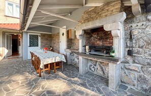 Outdoor dining - Lovely home in Jurdani with sauna (Jurdani)