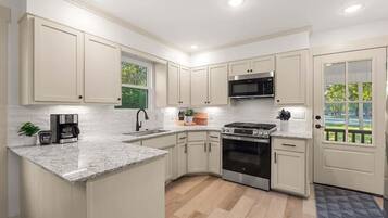 Refrigerador, microondas, horno, placa de cocina