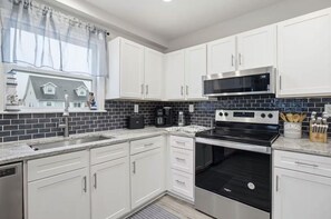 Private kitchen - Spacious 4-bedroom house in wonderful North Myrtle Beach with AC (North Myrtle Beach)