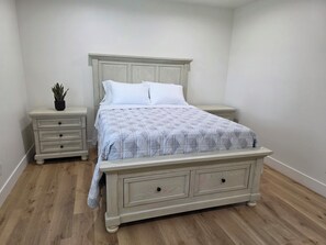 4 bedrooms, iron/ironing board, internet, bed sheets