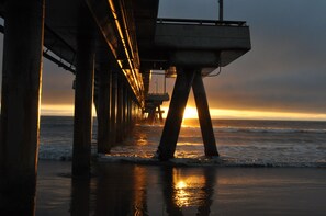 A pier structure with multiple pillars extending into the water, under a sunset sky. - Adorable Venice home in sought after Silver Triangle - walk to everything! (Los Angeles)