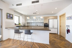 Private kitchen - Royal Luxury 4BR by the Shuk - Saidoff Tower (Jerusalem)