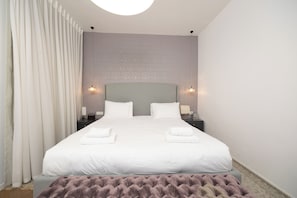 Iron/ironing board, WiFi, bed sheets - Royal Luxury 4BR by the Shuk - Saidoff Tower (Jerusalem)
