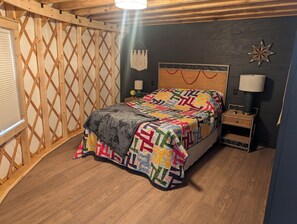 Room - Private Yurt with AC in Soldiers Grove (Soldiers Grove)