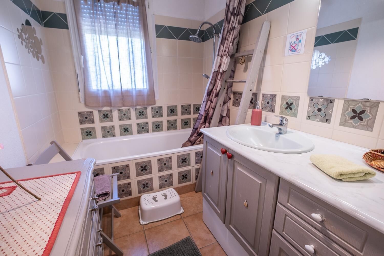 Ein Badezimmer mit Badewanne, Waschbecken und Duschvorhang.