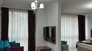 Standard Room | Desk, laptop workspace, iron/ironing board, free WiFi