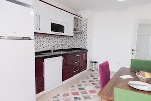 Private kitchen | Fridge, stovetop, dishwasher, cookware/dishes/utensils