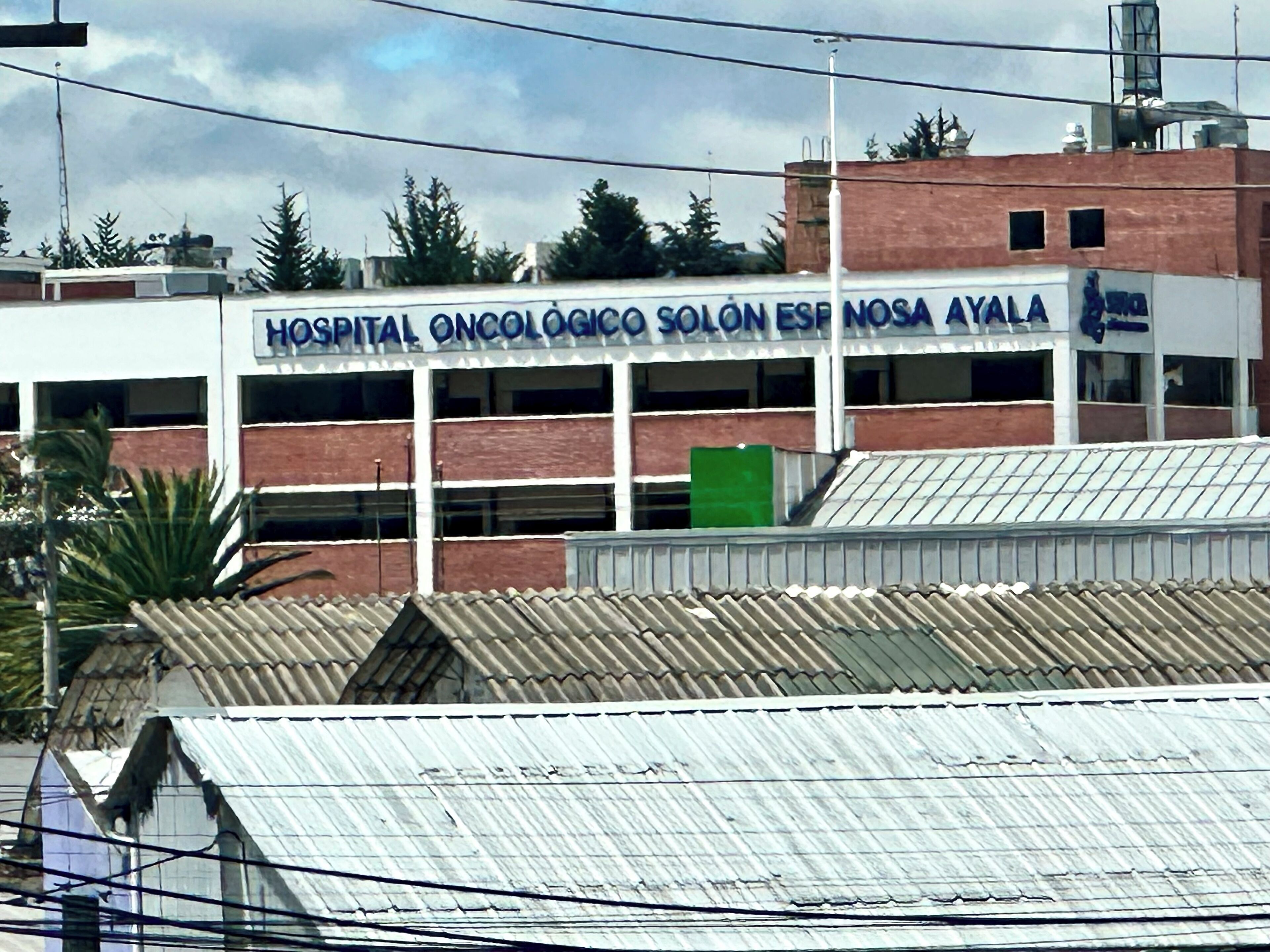 Un bâtiment d’hôpital portant une enseigne indiquant : « Centre d’oncologie Solon Espana Ayala ».