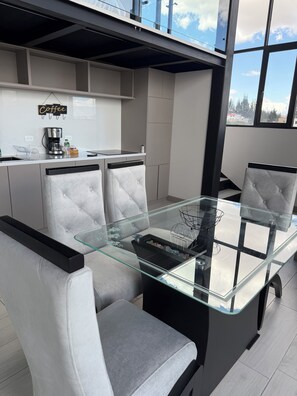 Dining - Suite moderna totalmente amoblada (Quito)