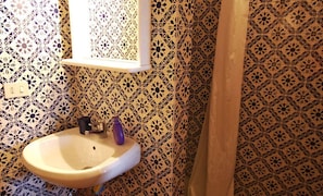 Shower, hair dryer, towels, toilet paper - Villa Opera - Apartment in Massa Carrara (Toscana)