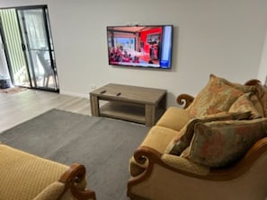 Living area - Peaceful location,15mins to Australia Zoo,4ks to Beerwah Village & Cafes (Beerwah)