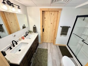 Shower, hair dryer, towels, soap - Little House on the Hill - Family and Pet Friendly Serene Farmhouse (New London)