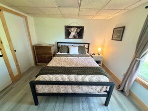 Iron/ironing board, WiFi, bed sheets - Little House on the Hill - Family and Pet Friendly Serene Farmhouse (New London)
