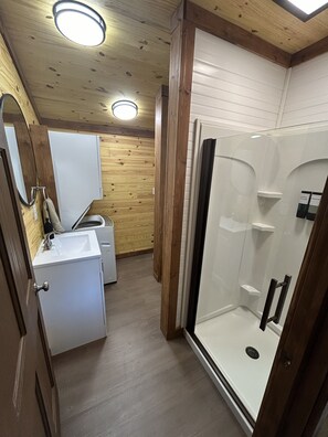 Hair dryer, towels, soap, toilet paper - Secluded Cabin/ Firepit/ Amazing Outdoor Space (McKee)
