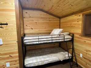 1 bedroom, iron/ironing board, internet, bed sheets - Secluded Cabin/ Firepit/ Amazing Outdoor Space (McKee)