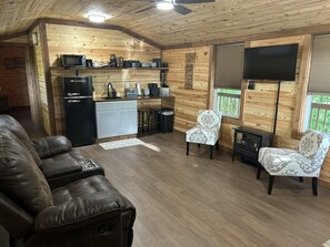Living area - Secluded Cabin/ Firepit/ Amazing Outdoor Space (McKee)