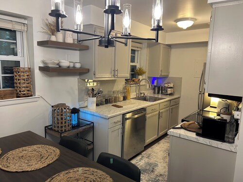 Charming 2BR Arlington Condo Near DC & Shirlington