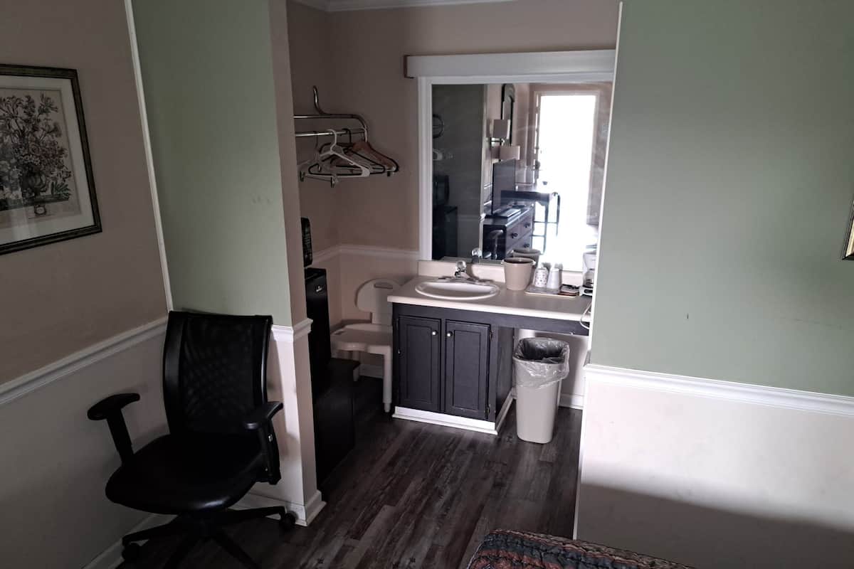 Chambre Deluxe, 1 très grand lit, vue montagne | Salle de bain | Sèche-cheveux, serviettes fournies, savon, shampoing