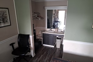 Chambre Deluxe, 1 très grand lit, vue montagne | Salle de bain | Sèche-cheveux, serviettes fournies, savon, shampoing
