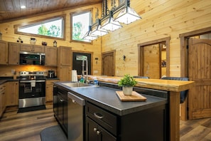 Wasserkocher mit Kaffee-/Teezubehör, Kühlschrank, Mikrowelle, Ofen