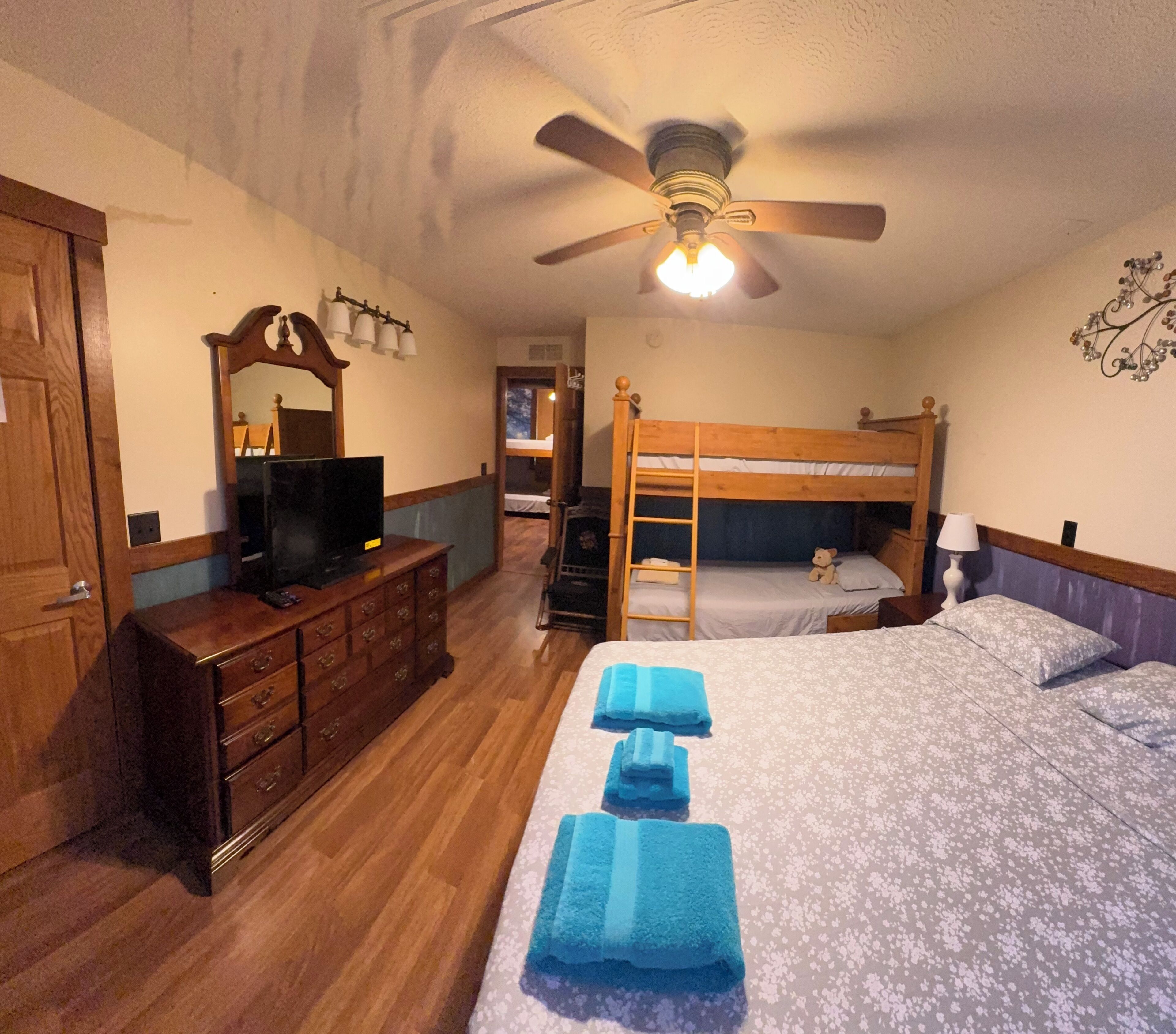 3 bedrooms, iron/ironing board, WiFi, bed sheets