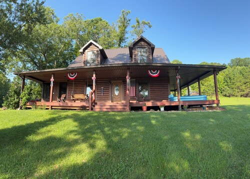Welcome Dona Catalina Farm House a quiet and spacious home in Tell City IN.