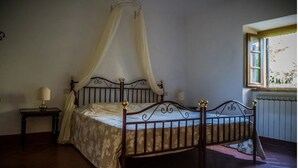 2 slaapkamers, een strijkplank/strijkijzer, internet, beddengoed