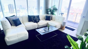 Living area - Exclusive Horizon Lounge Skyline Suite- 5 Walk to Comic Con (San Diego)