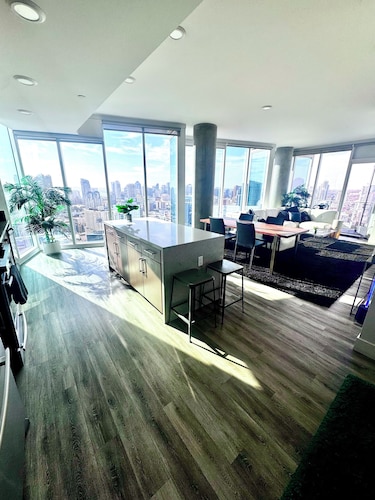 Exclusive Horizon Lounge Skyline Suite- 5 Walk to Comic Con
