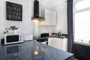 Fridge, microwave, oven, stovetop - Stylish House In Bishop Auckland, Wifi & Parking (Bishop Auckland)