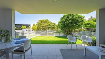 Apartment, Balcony | Outdoor dining