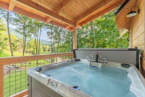Ein Whirlpool mit Bedienfeld, Wasserhahn und Glas.